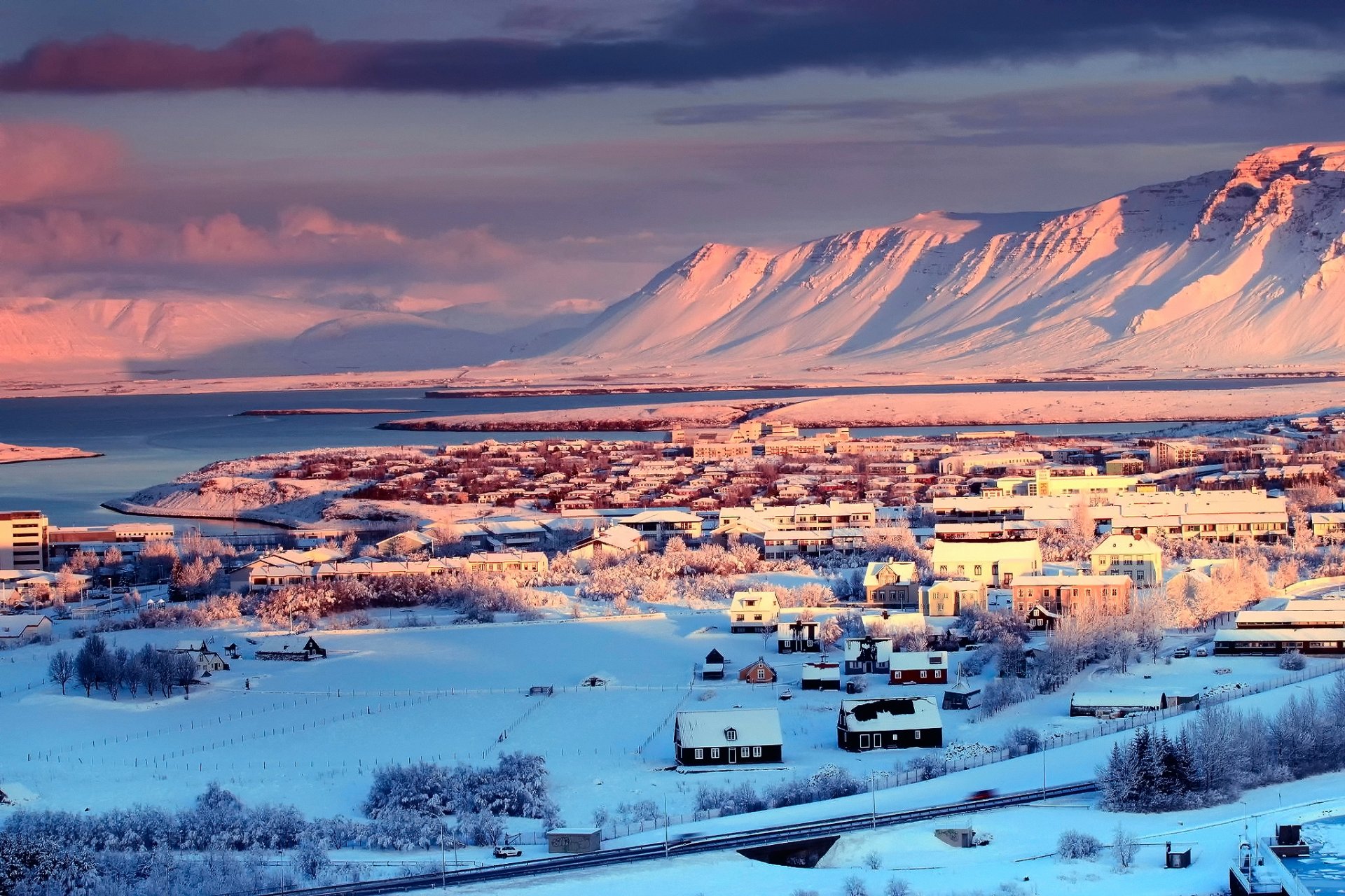 islanda reykjavik città capitale case inverno neve alberi montagne fiume cielo nuvole