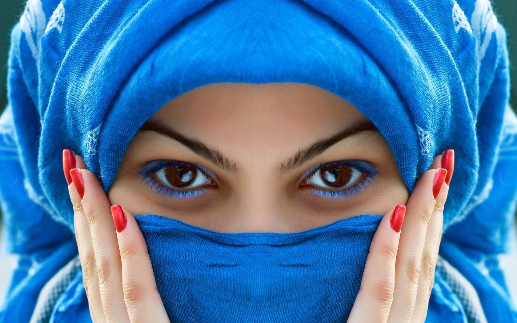 occhi marroni ragazza calendula