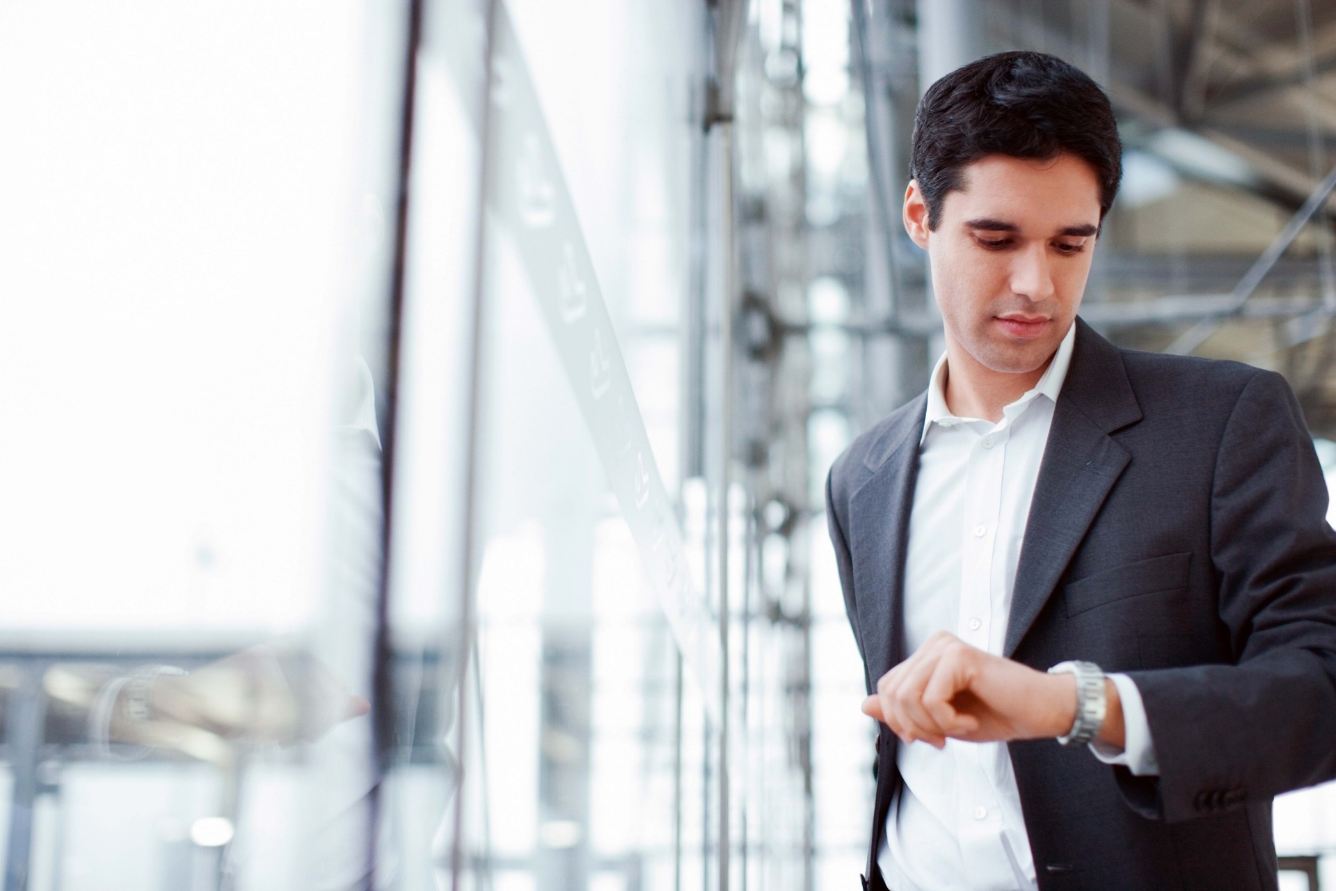 uomo vestito orologio