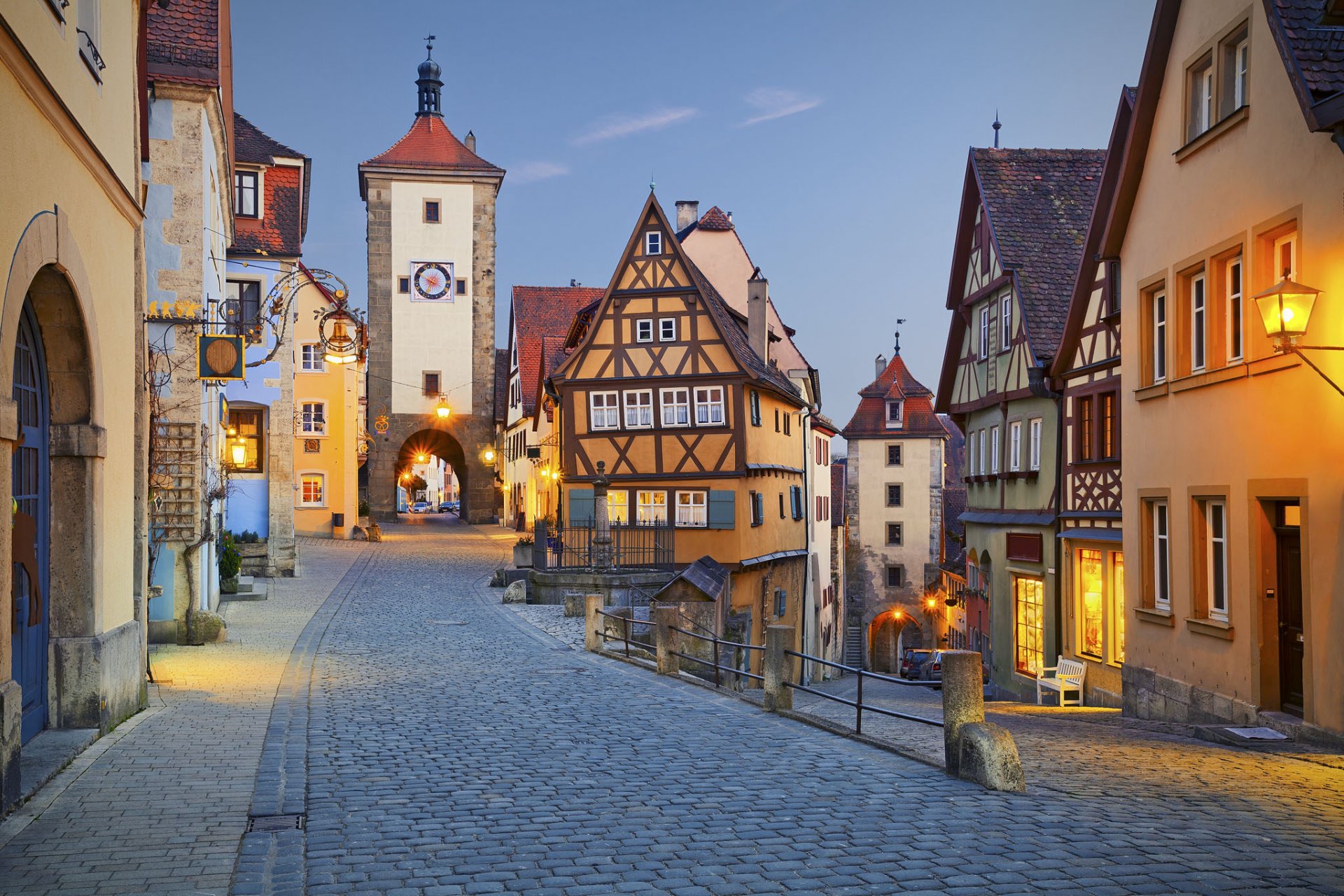 rothenburg germania sera luci case strada arco torre graticcio