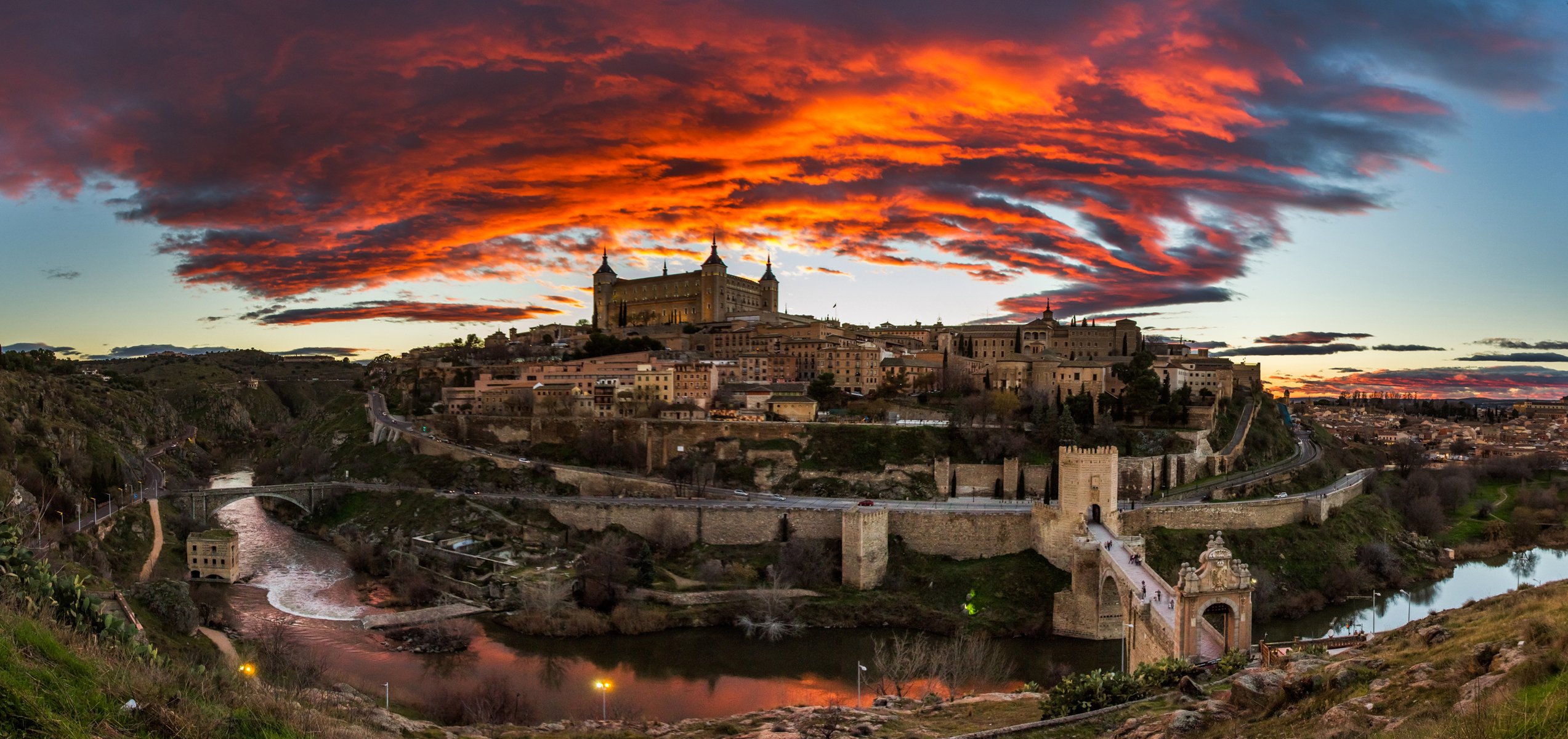 toledo spagna paesaggio cielo nuvole bagliore sera fiume case castello ponte