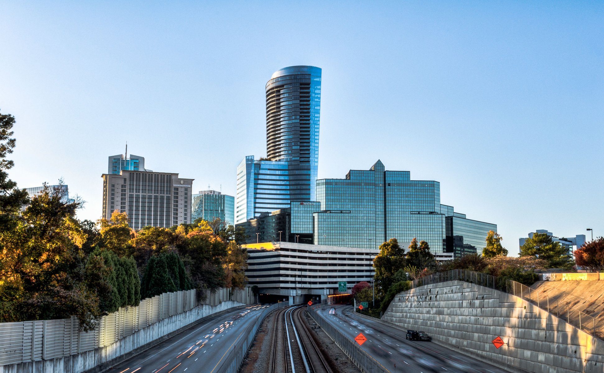 città grattacieli cielo alberi strada atlanta georgia stati uniti autostrada buckhead georgia hdr