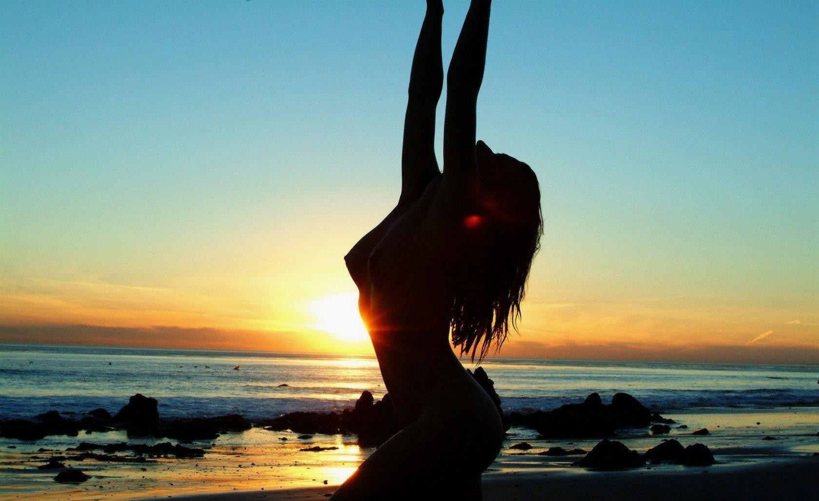 silhouette sole tramonto mare sabbia onde