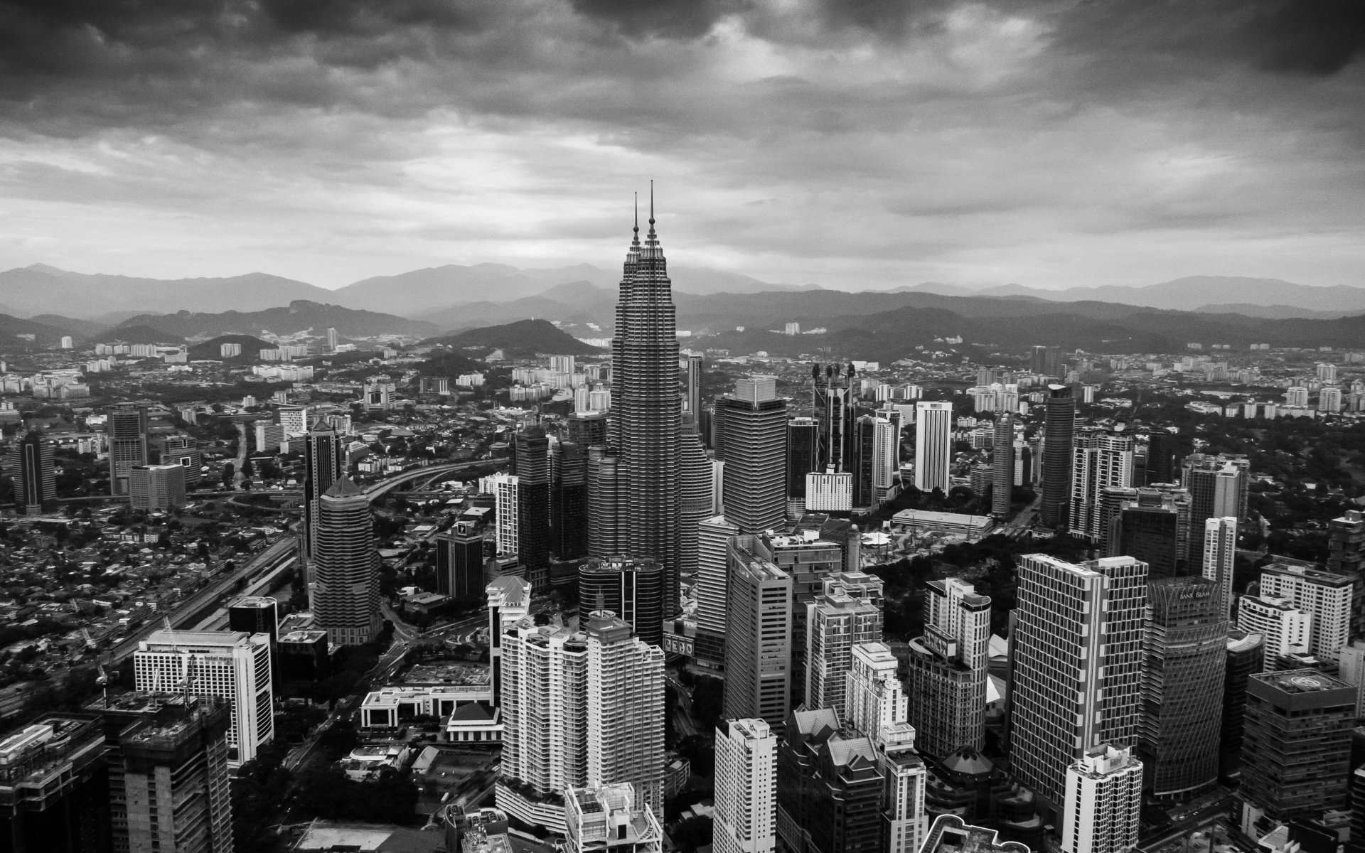 foto in bianco e nero città case grattacieli torre di kuala lumpur malesia