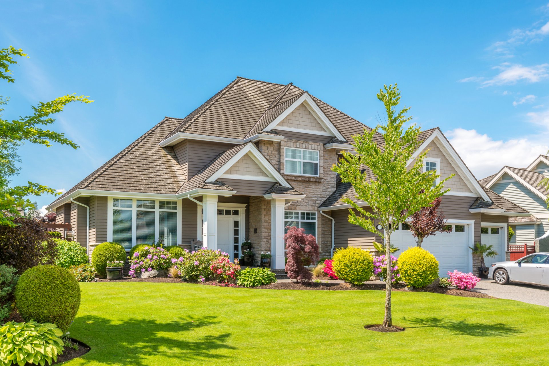 casa palazzo prato aiuole fiori erba verde alberi design