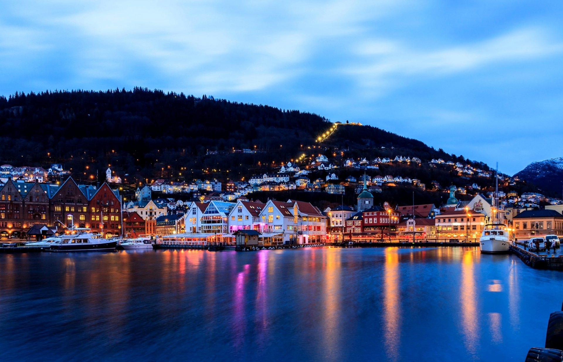 bergen norvegia città sera case edifici luci mare porto molo barche