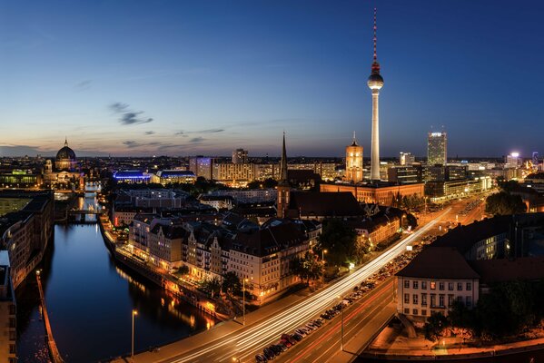 Strada nel centro di Berlino notturna