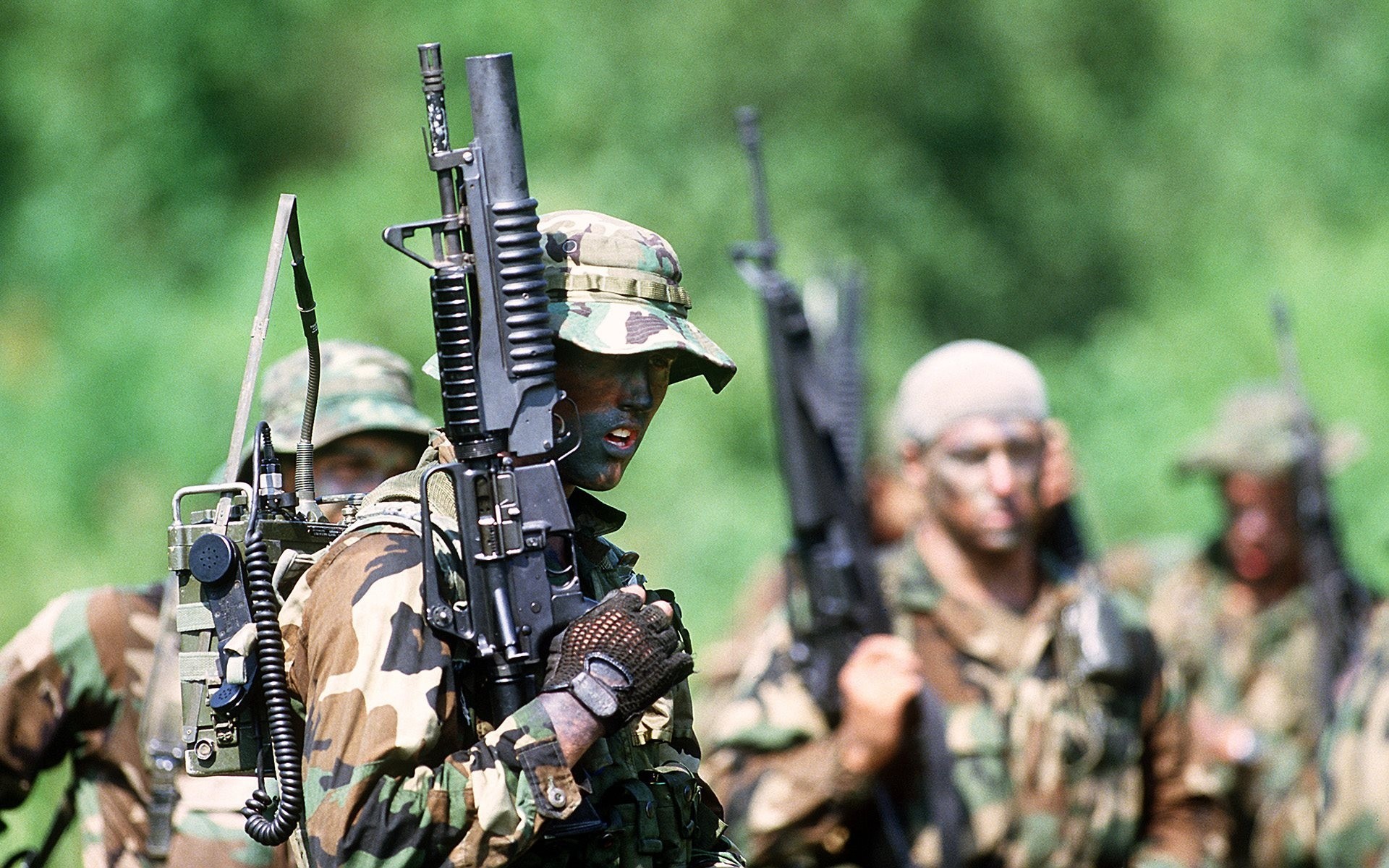 armi radio soldati uomini camuffamento pistole militari