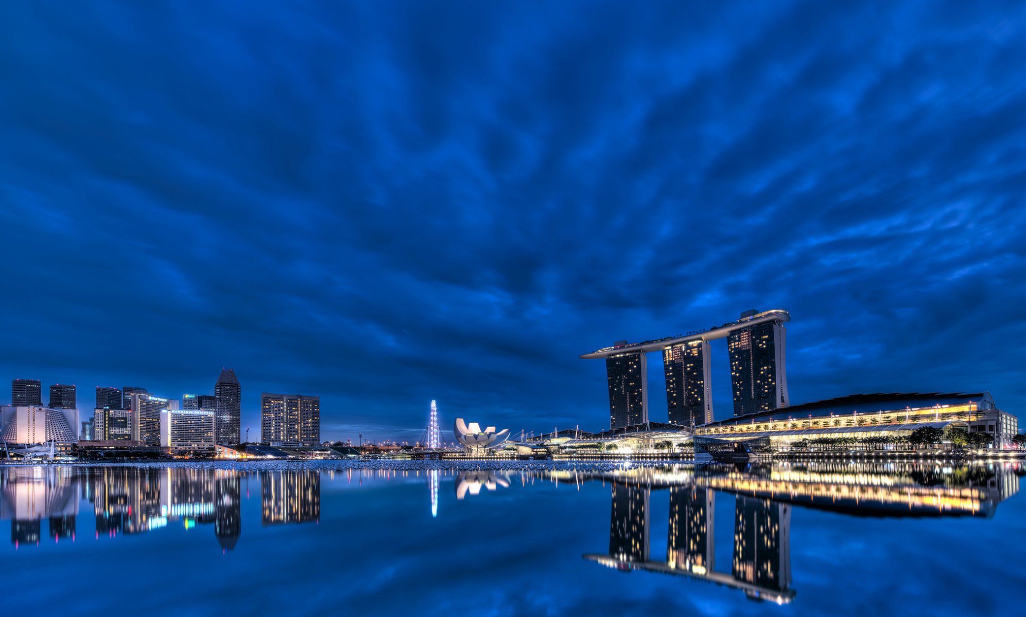 singapore giardini sulla baia notte architettura grattacieli lanterne cielo blu nuvole baia riflessione cielo blu città-stato metropoli luci retroilluminazione baia