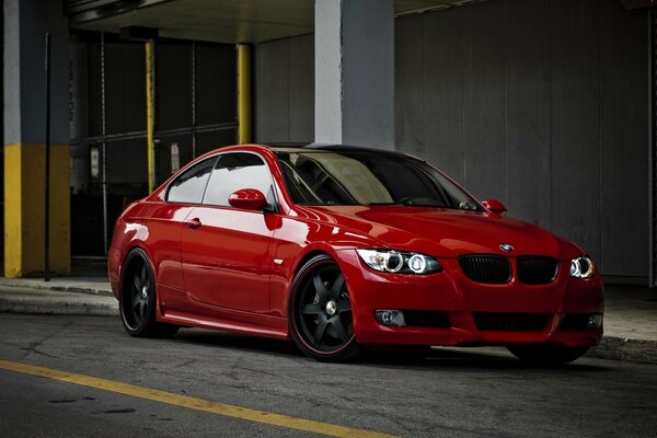 Bella macchina rossa BMW