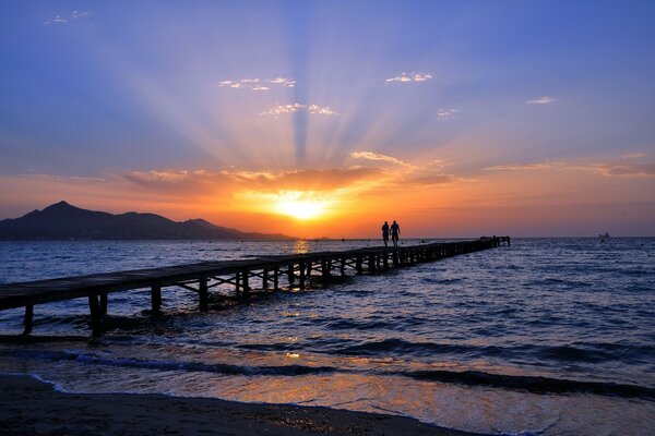 Bellissimo tramonto in riva al mare