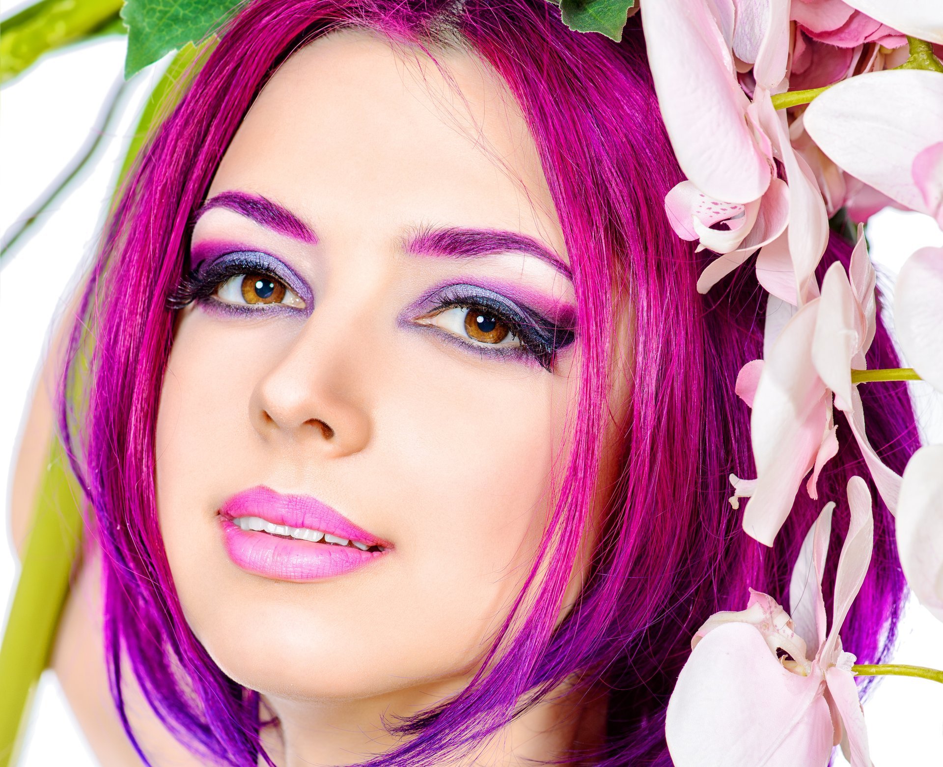 ragazza modello trucco sguardo capelli luminosi sopracciglia labbra fiori petali