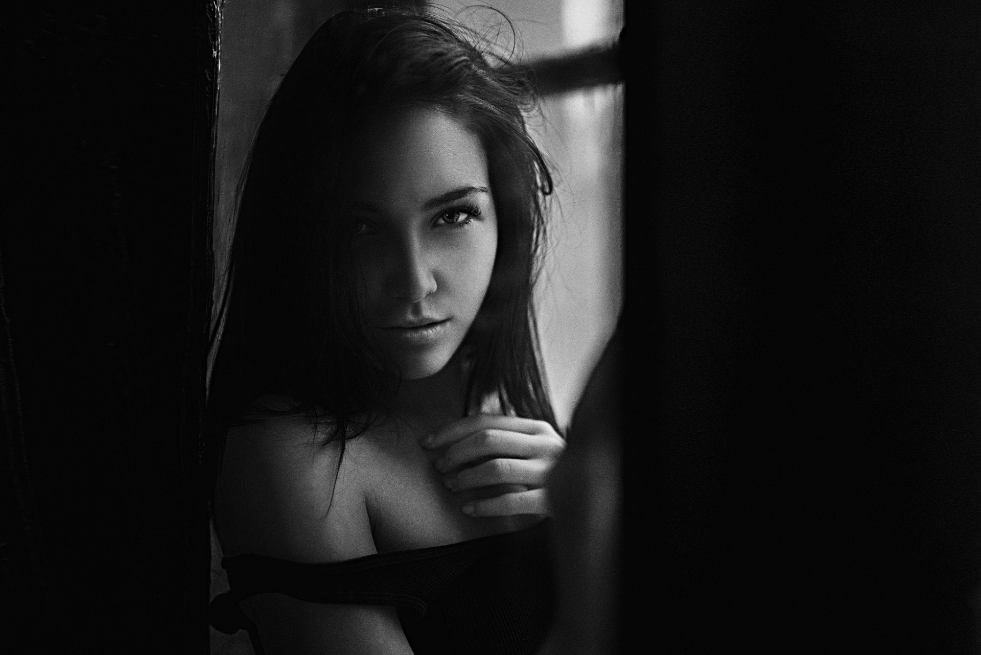 inna dietro il vetro ritratto vista georgy chernyadyev