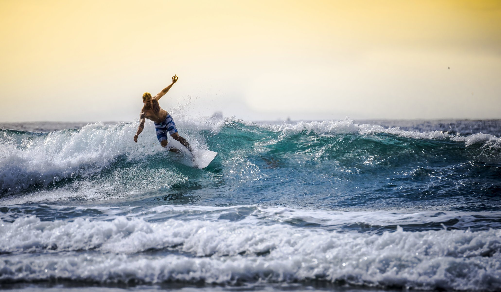 surfista surf tavole da surf mare onde orizzonte cielo