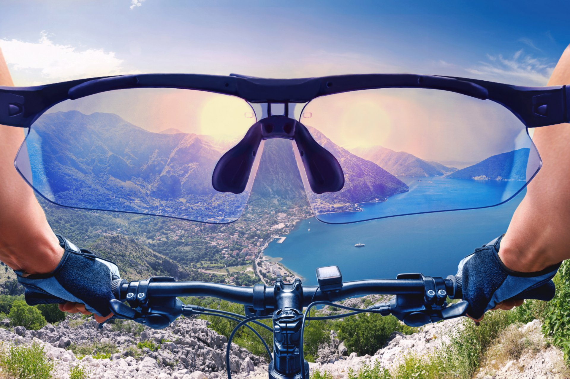 sport ciclismo bicicletta vista prima persona corsa in bicicletta attrezzatura casco occhiali da sole concentrazione vista obiettivo corridore salto superare ostacoli estremo terra aria sole montagna bellissimo sfondo viaggio il mio pianeta bokeh carta da parati
