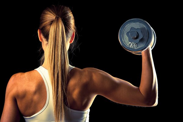 Ragazza atleta con manubri da 2 chilogrammi