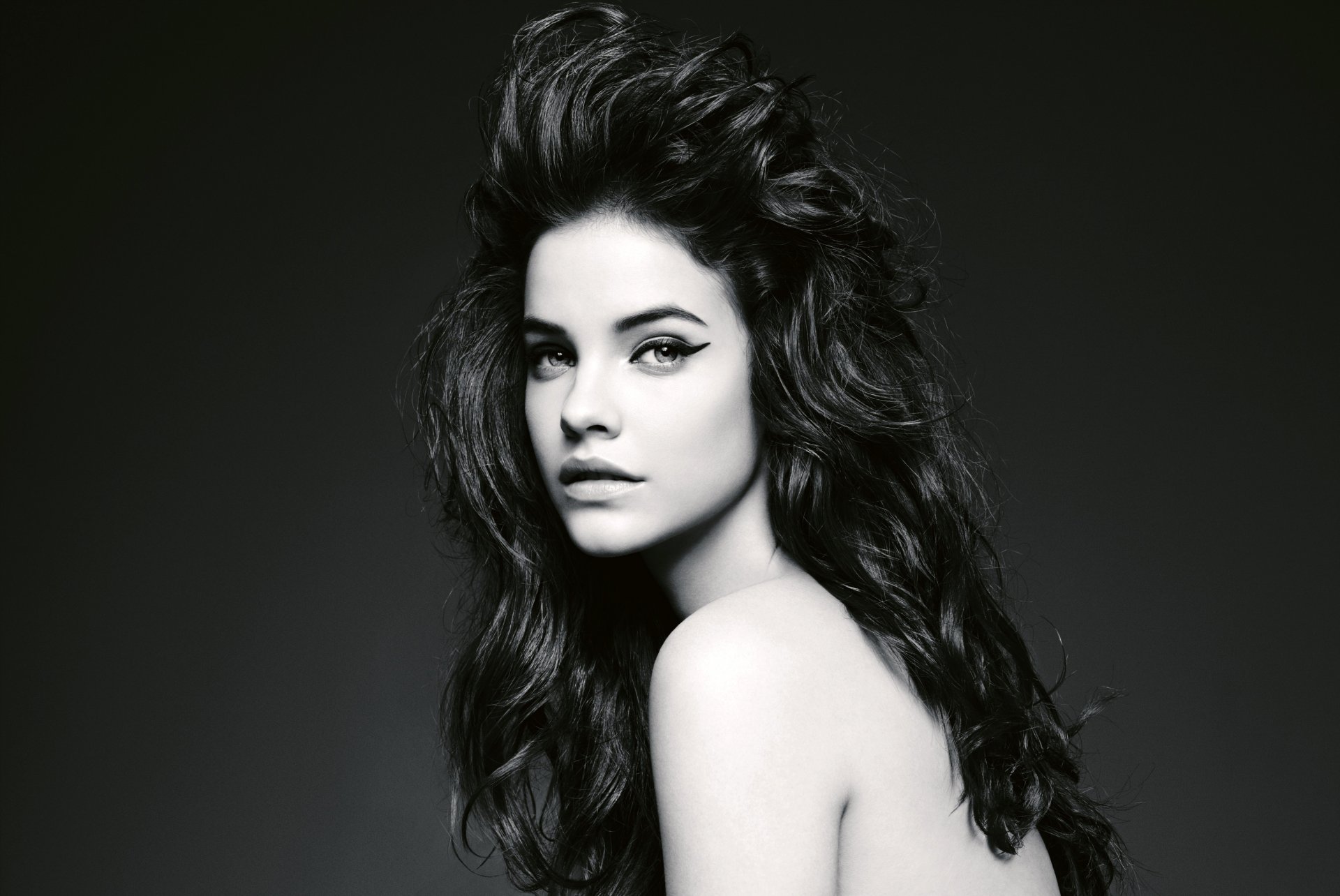 palvin barbara palvin ragazza modello bruna viso trucco capelli bianco e nero