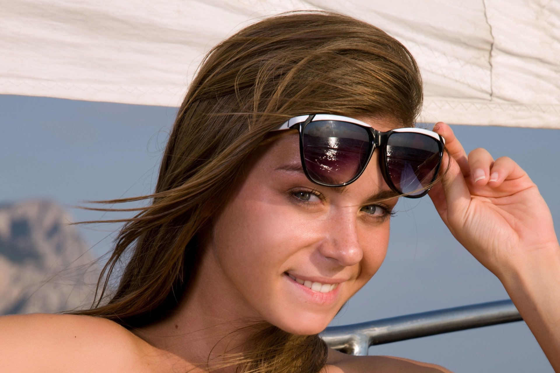 natalia e giglio c raisa modello sorriso occhiali viso