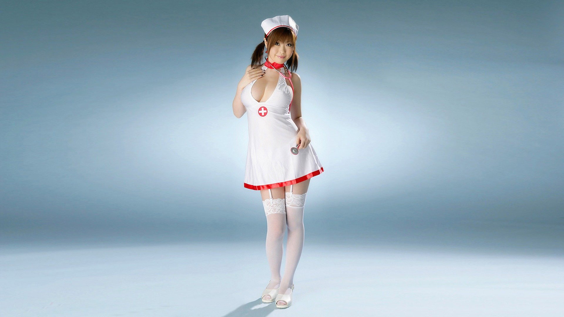 infermiera asiatica sfondo chiaro