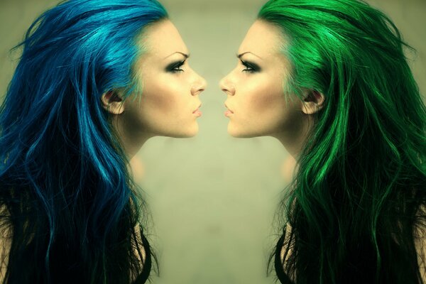 Bella ragazza con i capelli colorati