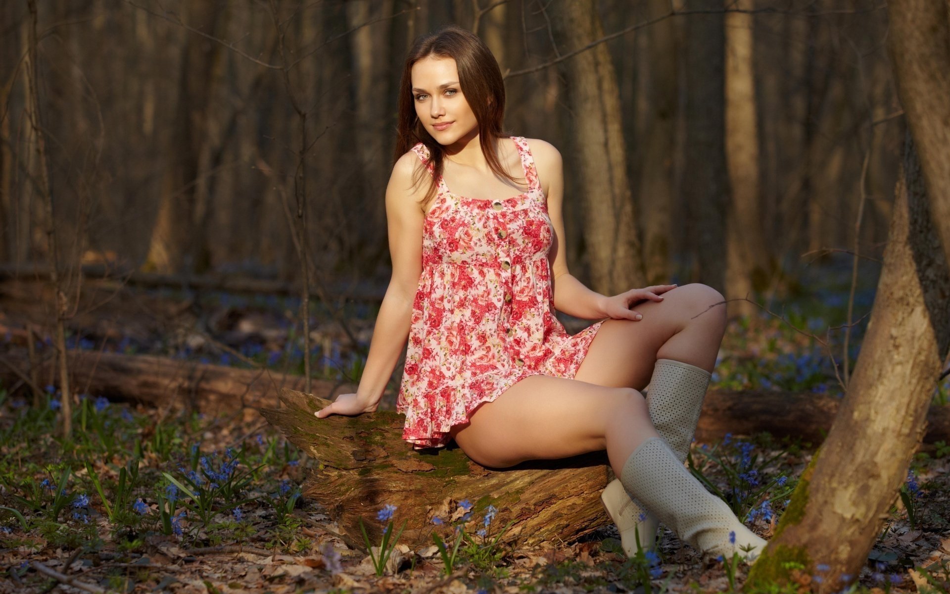 fiori bella ragazza foresta primavera natura