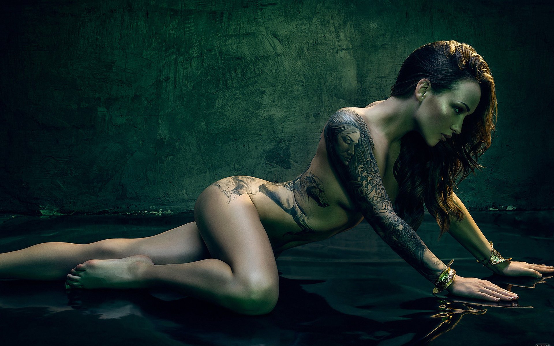 ragazza bruna tatuaggio sfondo turchese braccialetto