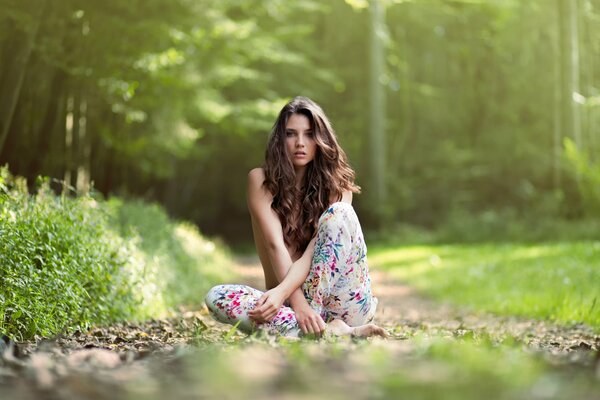 La ragazza si siede tra i verdi