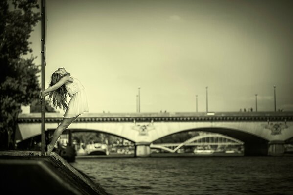 Foto di una ragazza graziosa sullo sfondo di un ponte
