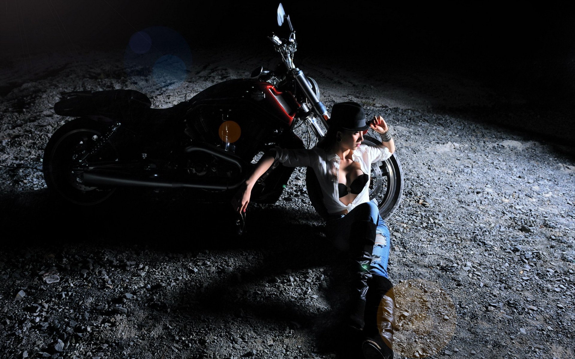 ragazza moto notte