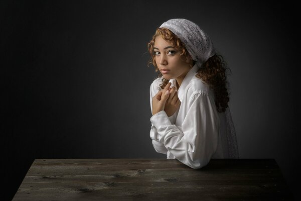 Ragazza rinascimentale seduta al tavolo