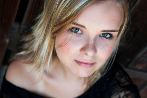 Bello sguardo della ragazza con le lentiggini