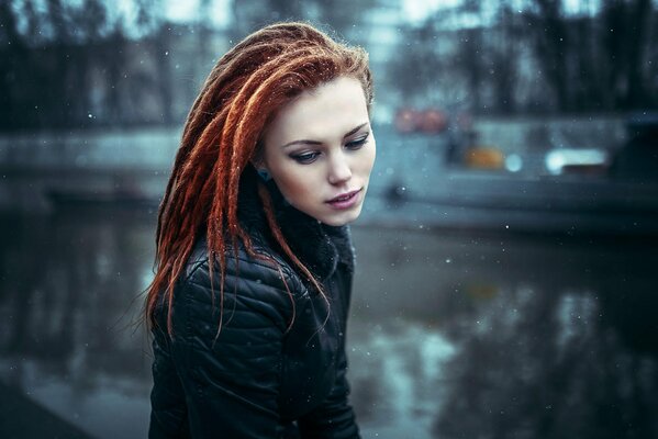 Redhead babe in una fredda pioggia