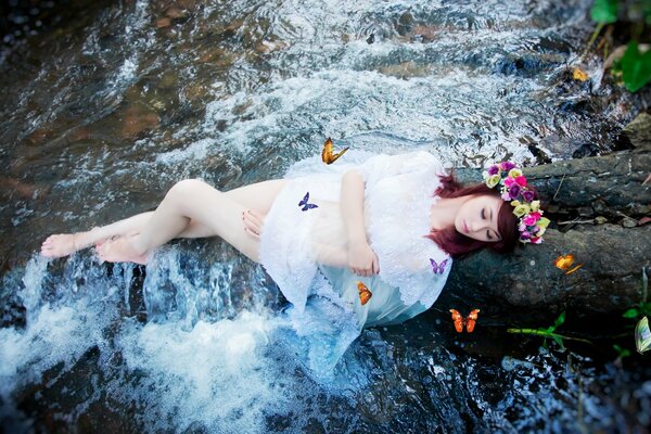 Ragazza con le farfalle vicino al fiume