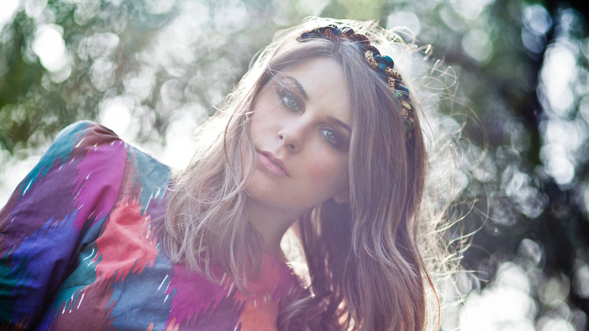 situazioni ragazza bionda viso trucco occhi sguardo lunetta decorazione corda striscia alberi sfocatura sfondo carta da parati