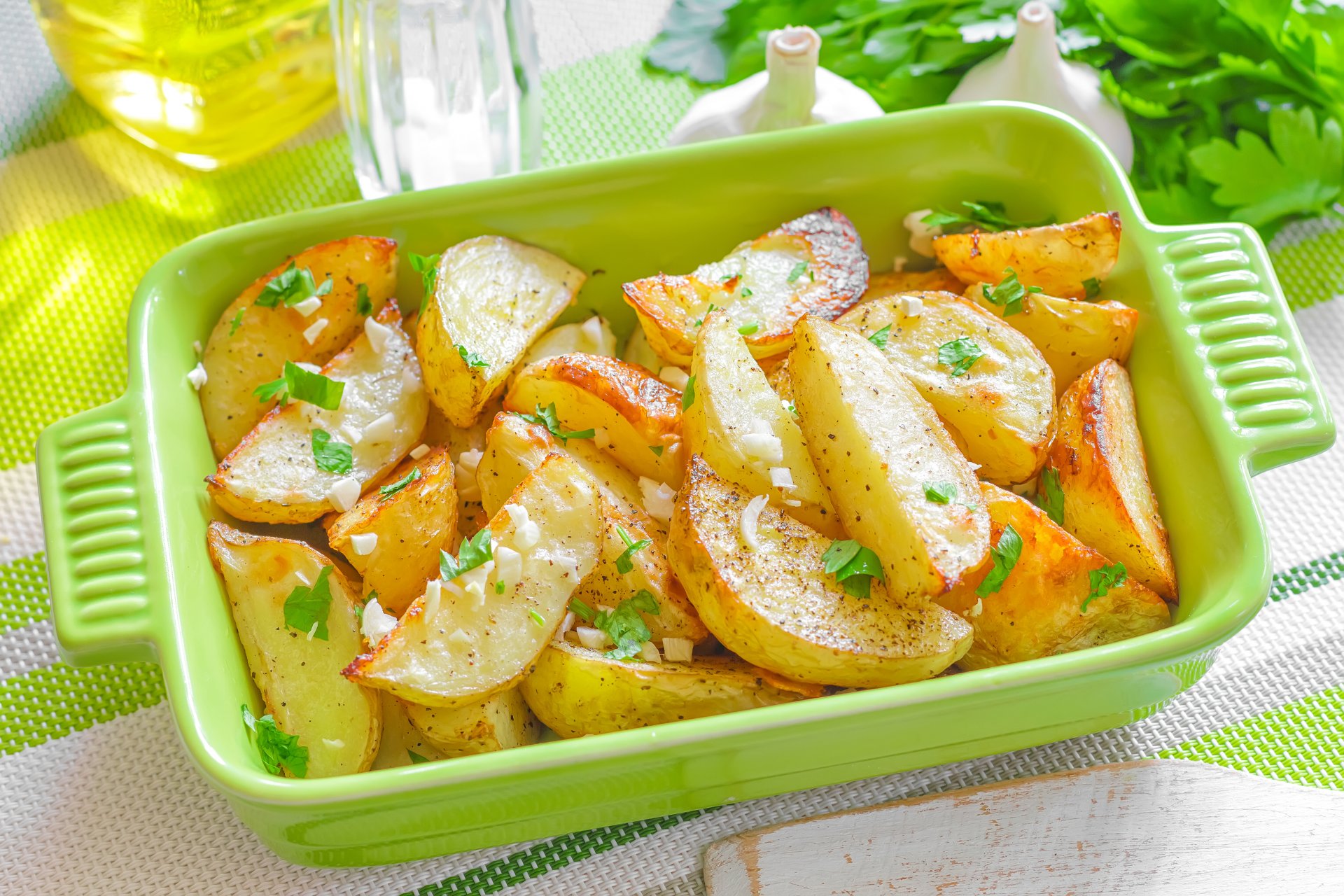 cibo patate al forno patate prezzemolo aglio stoviglie