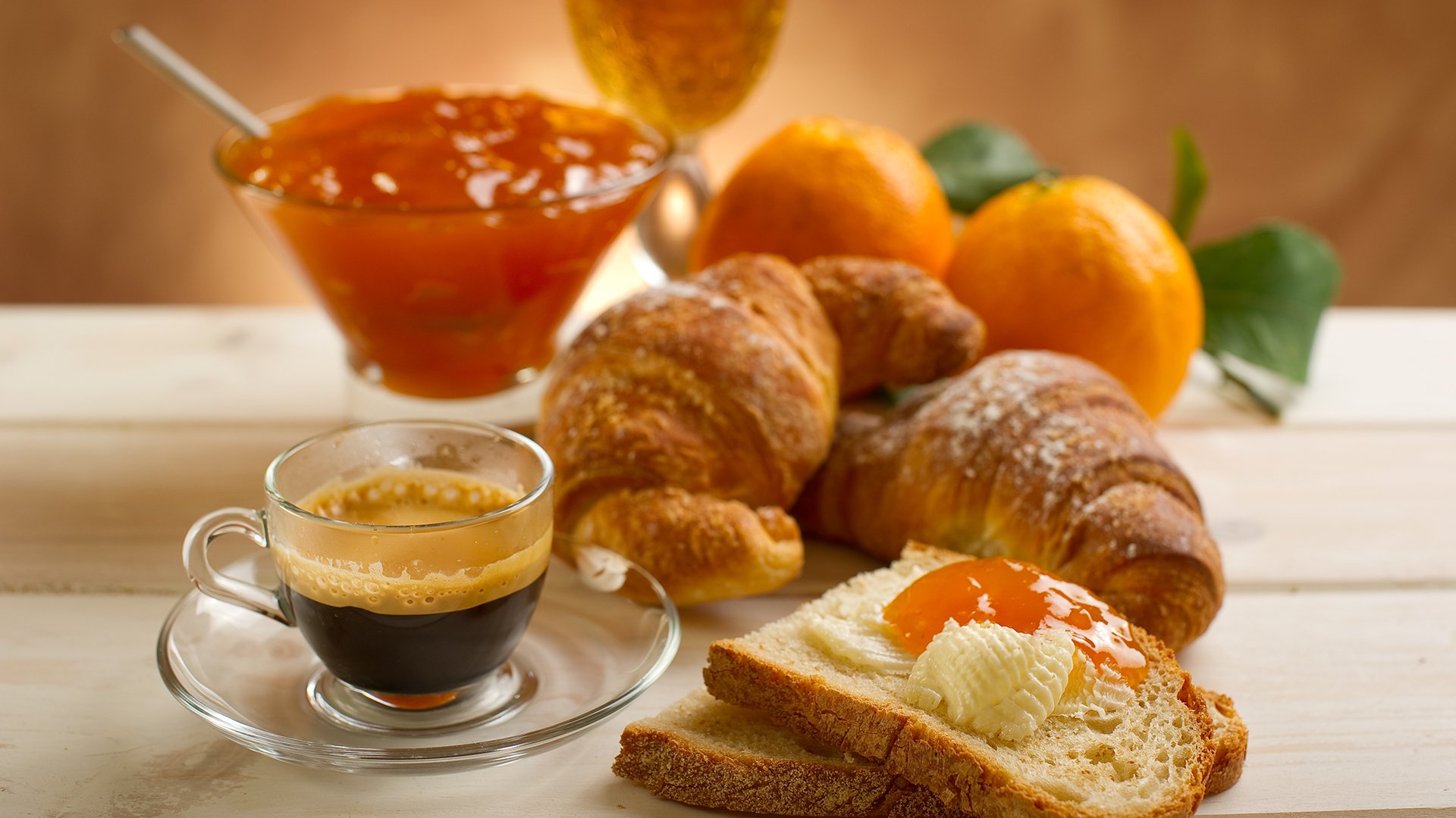 cibo tazza tazza piatto croissant pane caffè marmellata marmellata arance foglie petali tavolo