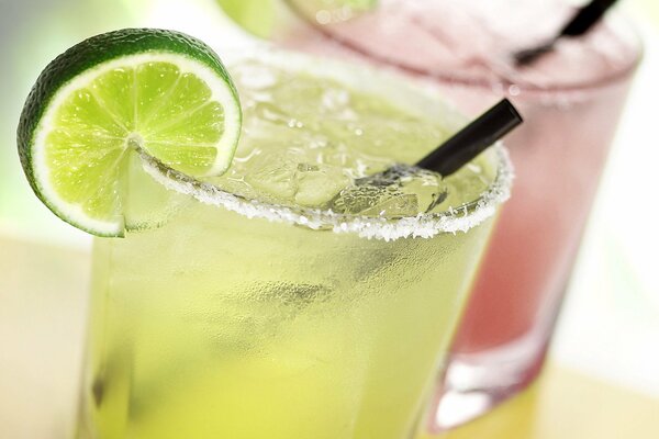 Cocktail analcolico con ghiaccio e lime