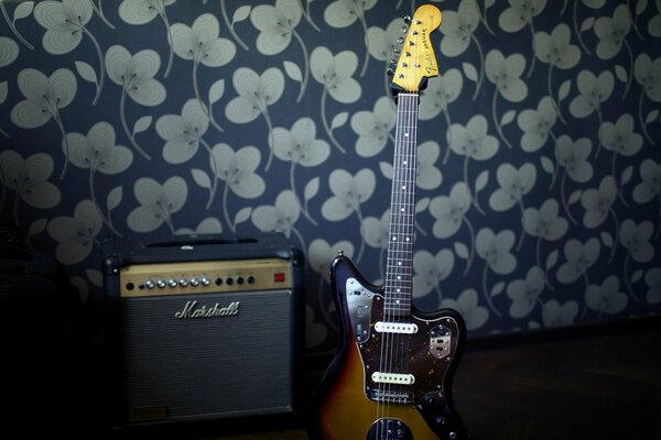 La chitarra amplificata si trova contro il muro
