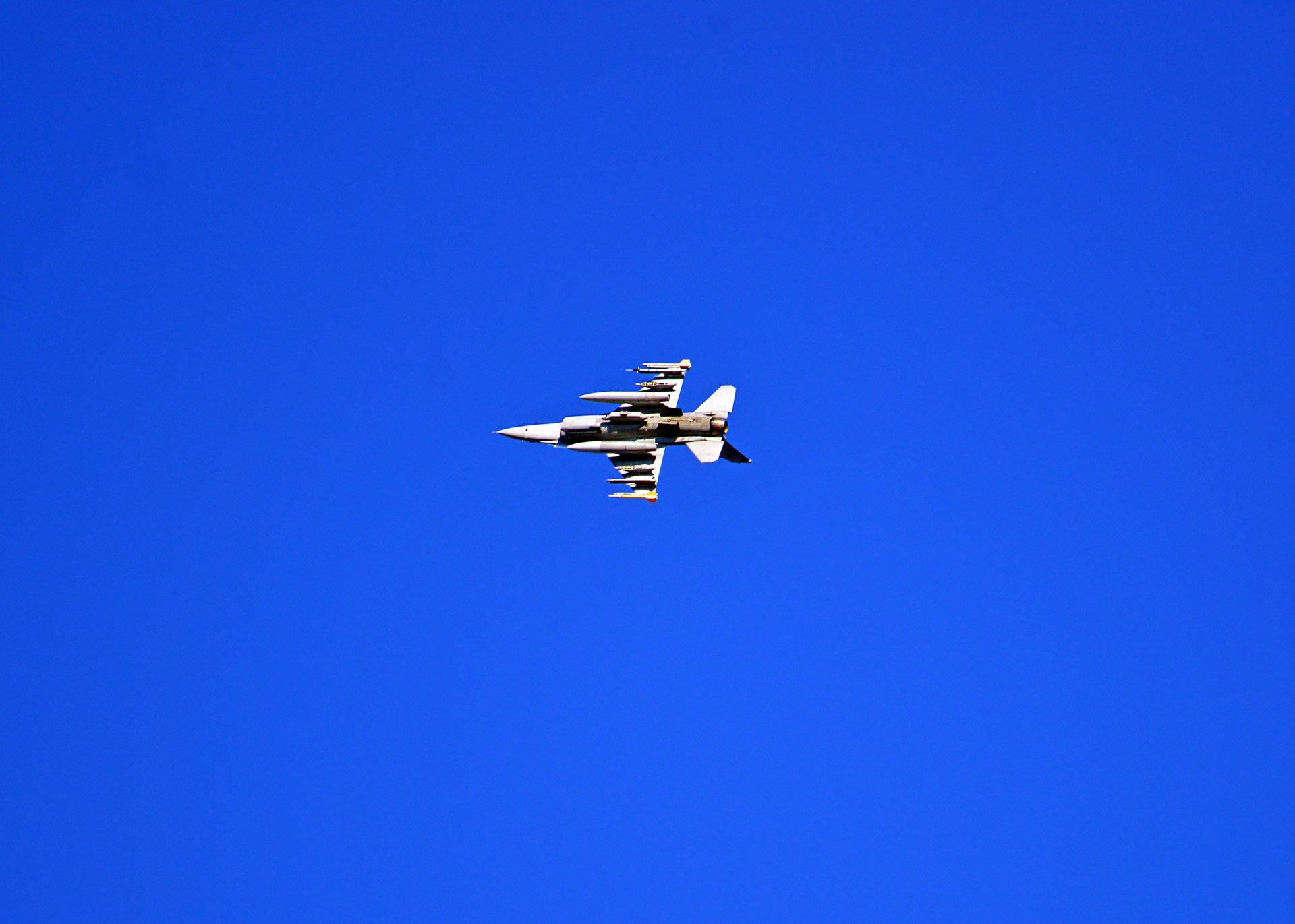 cielo aereo f-16 fighting falcon americano multifunzionale caccia leggero di quarta generazione