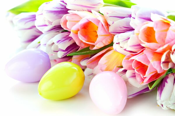 Tulipani primaverili con uova per Pasqua