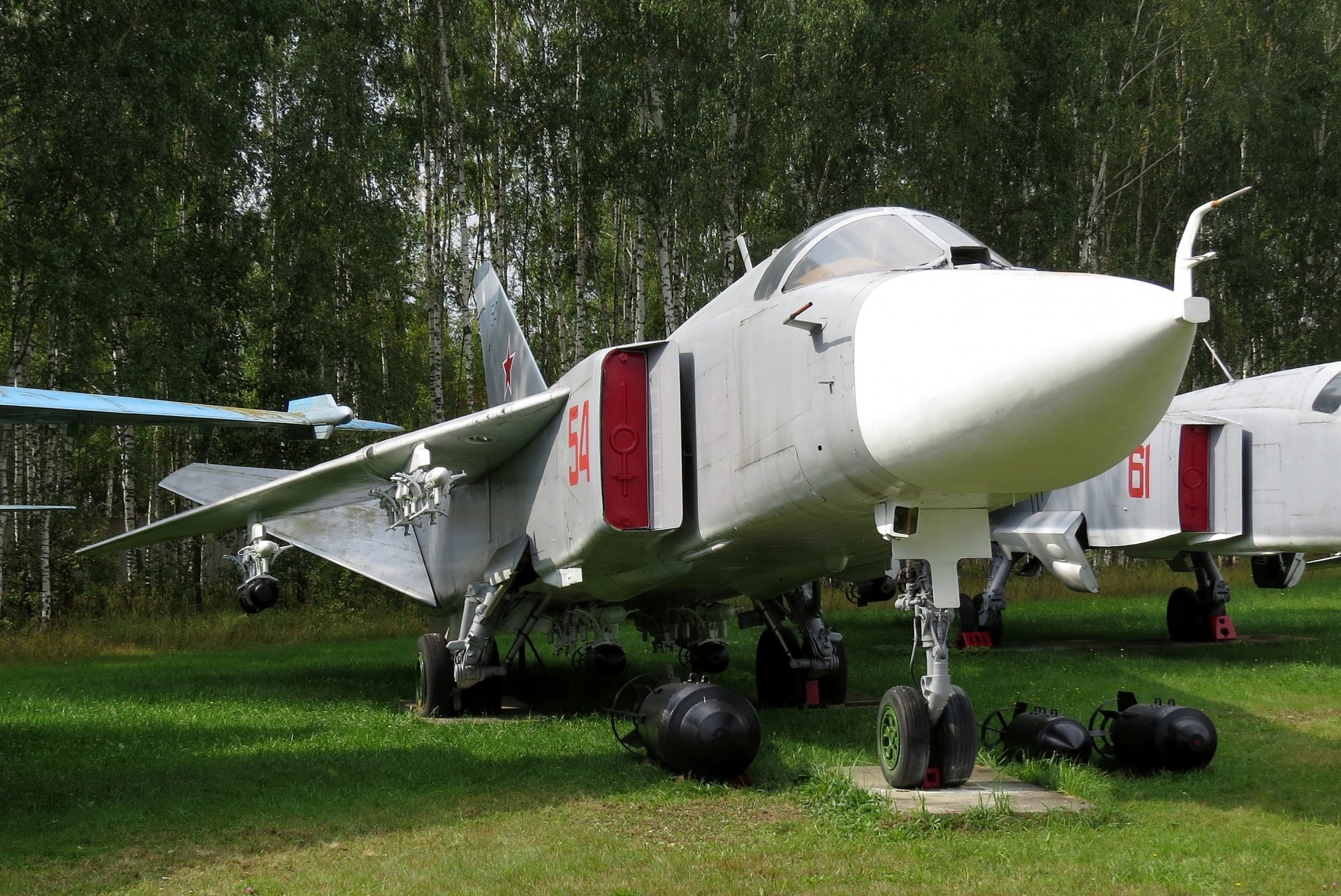su-24 t-6 fencer spadaccino sovietico / russo prima linea bombardiere con ala a spazzata variabile museo centrale dell aeronautica militare monino russia
