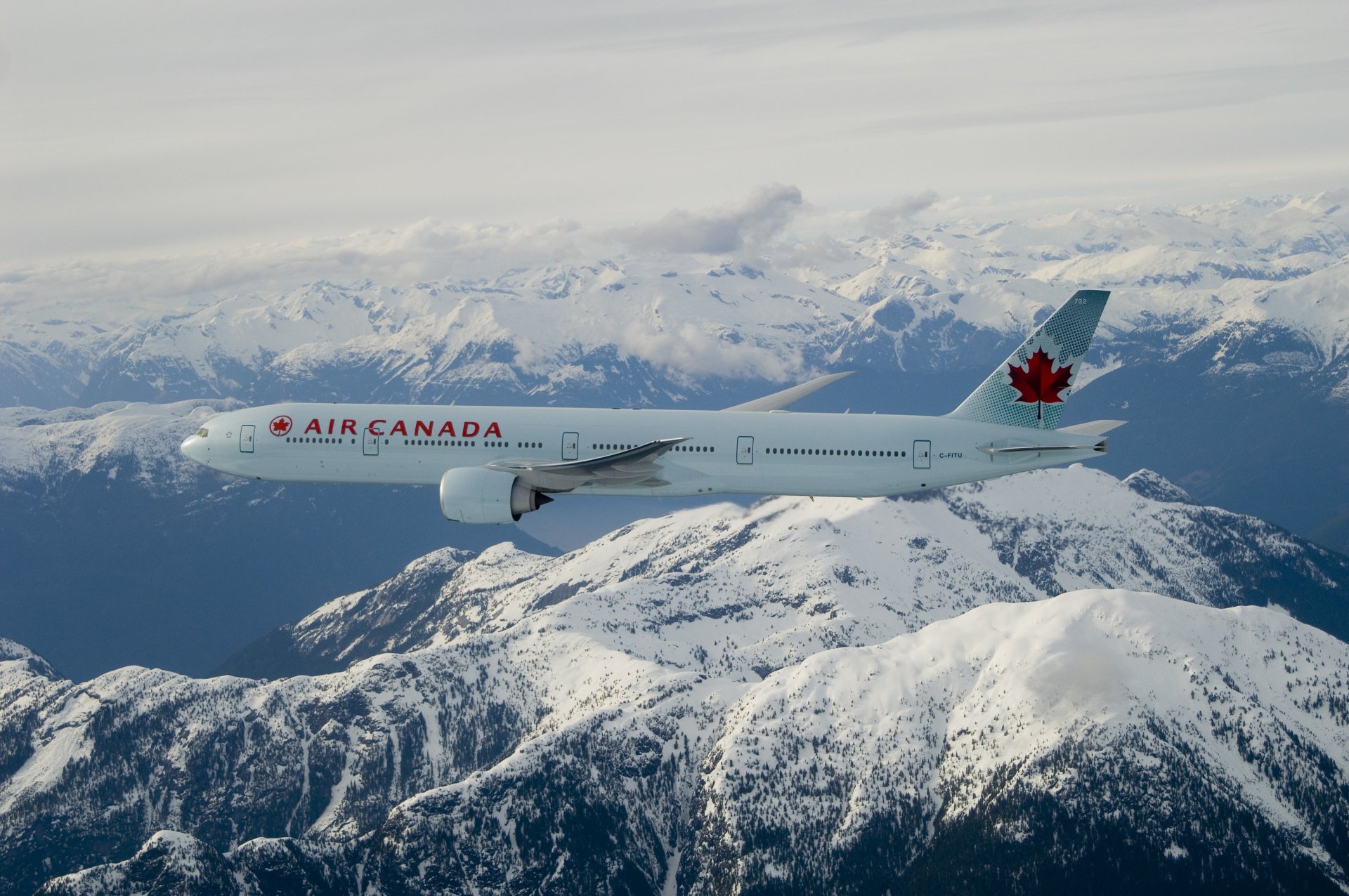 air canada boeing 777-300er volo montagne nuvole neve foglia d acero