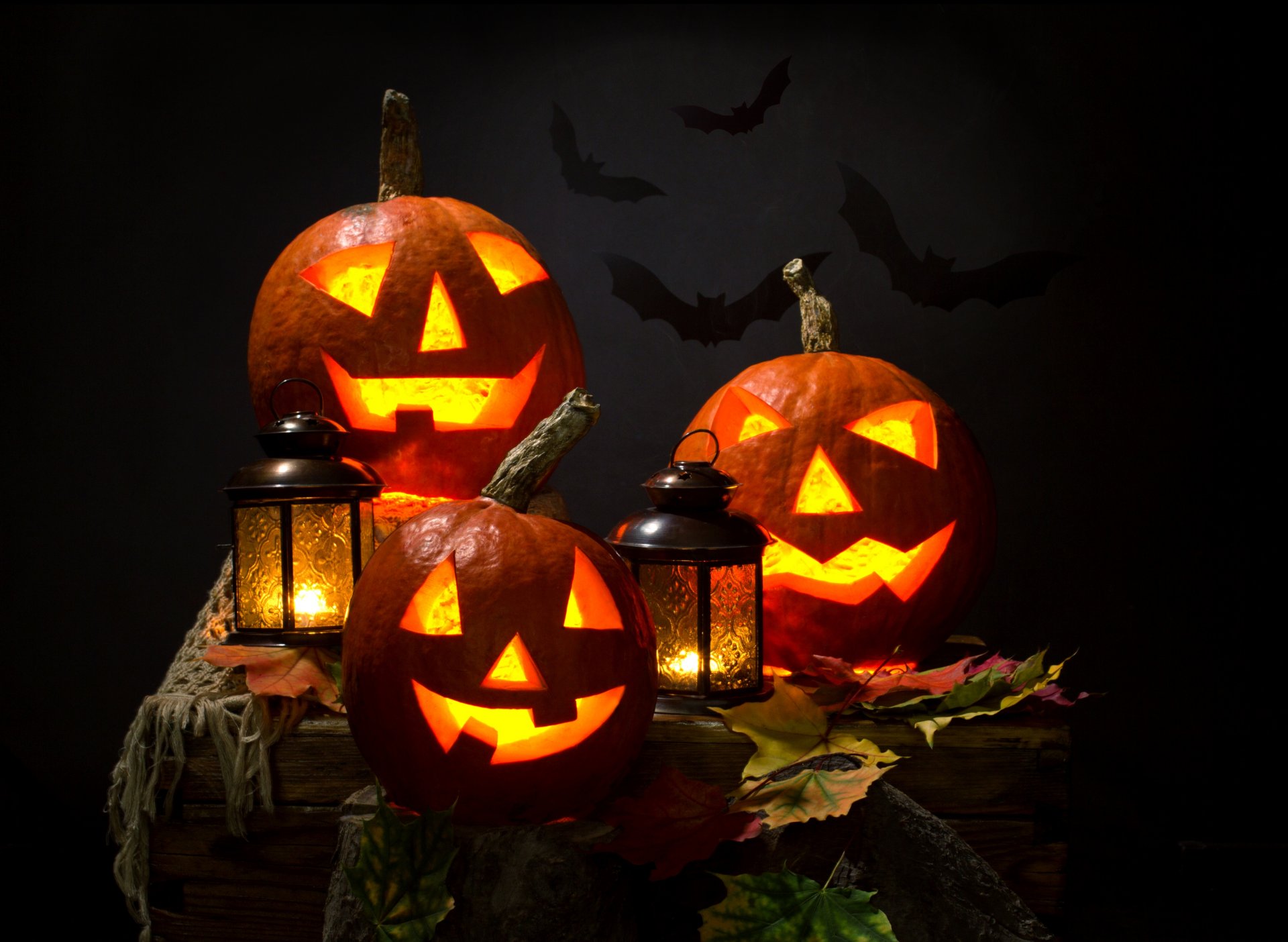 halloween zucca viso relax sorriso candele lanterna foglie autunno notte pipistrelli