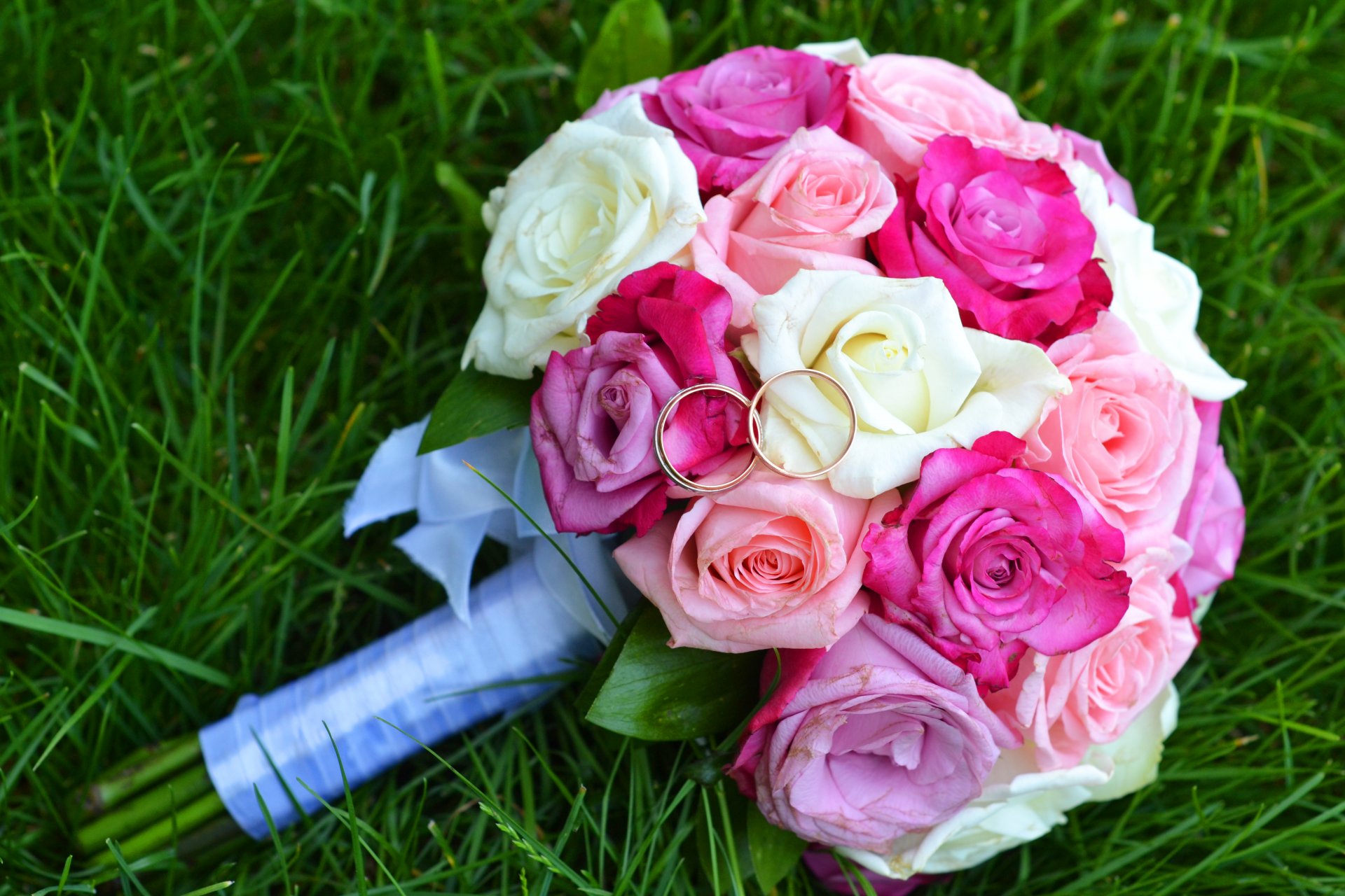 bouquet rose matrimonio anelli fedi nuziali erba