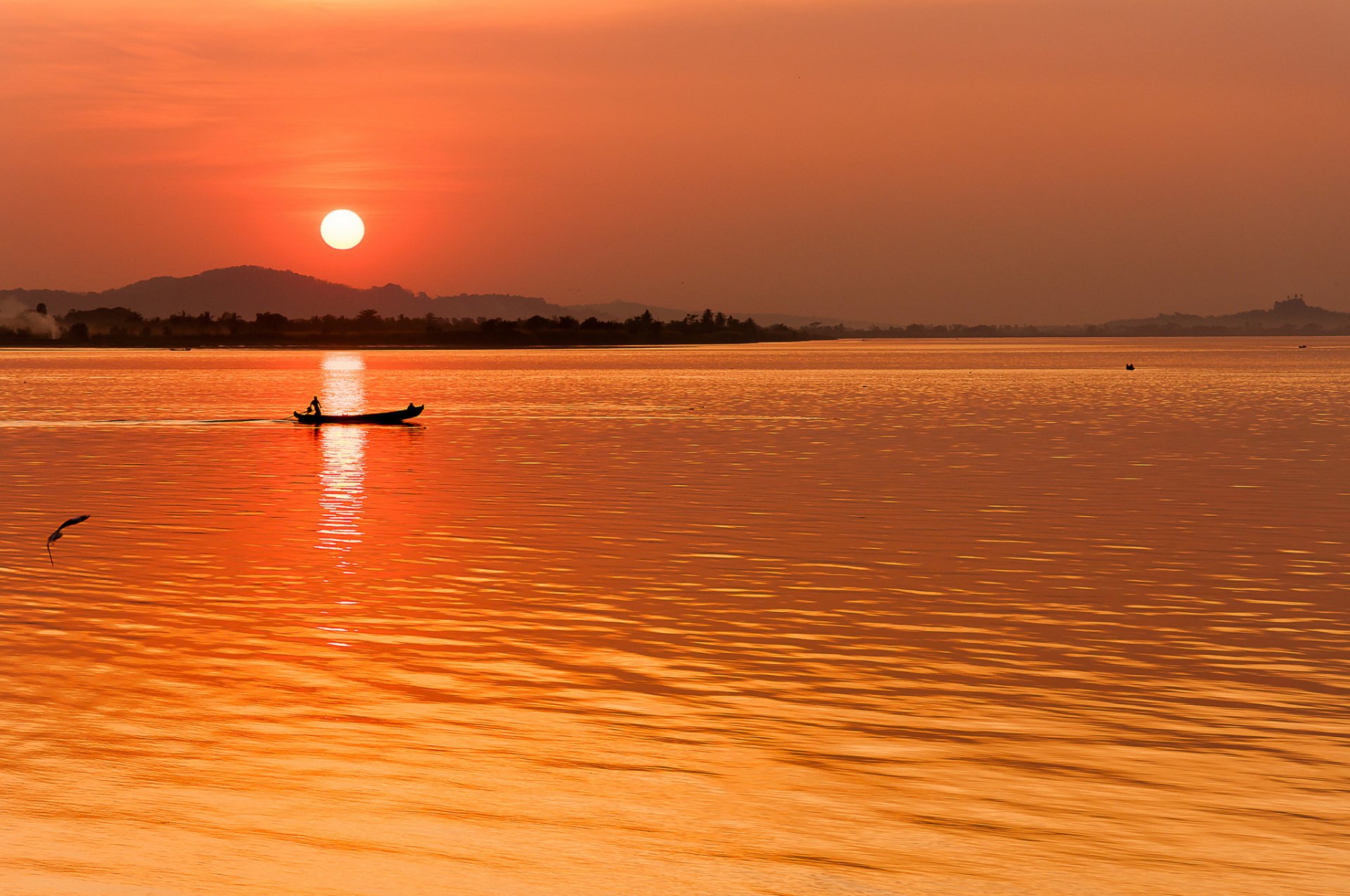 fiume barca sole alba