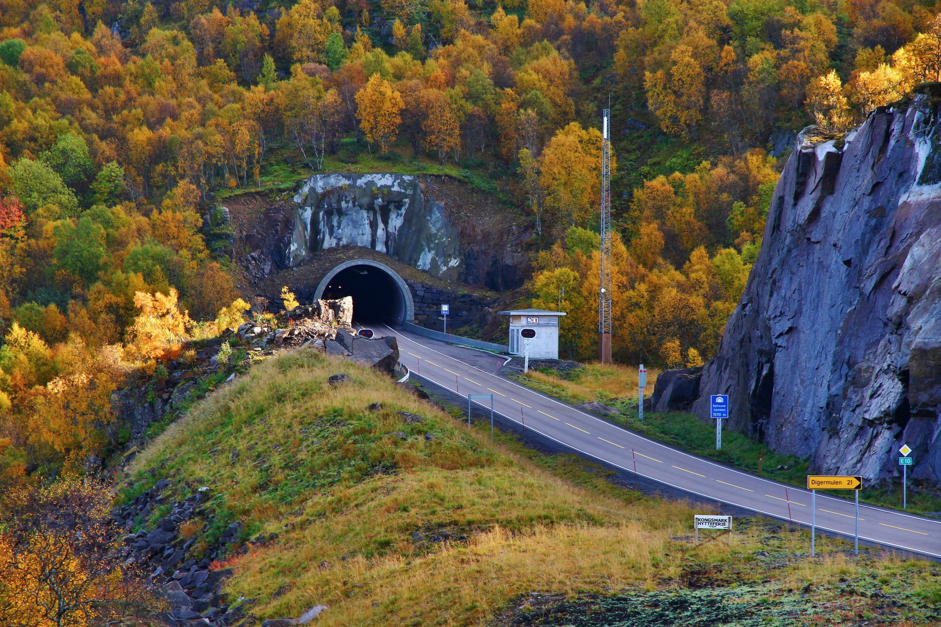strada autunno montagna norvegia raftsundtunnelen natura foto