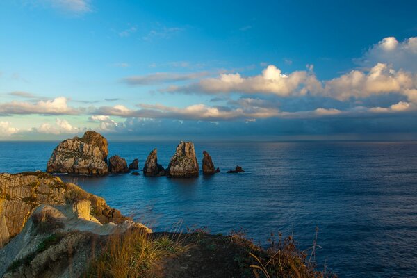La bellezza della natura. Paesaggio con mare e rocce