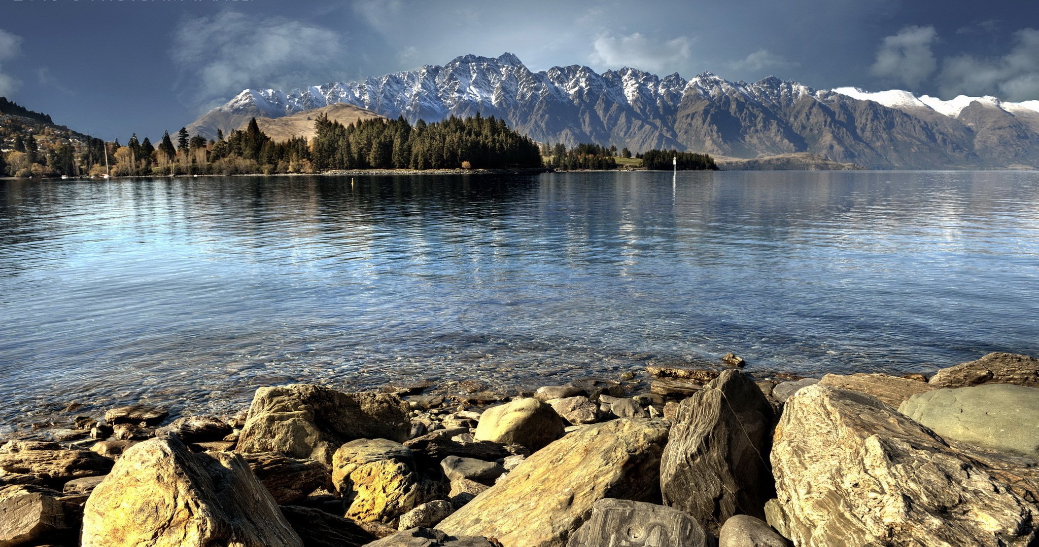 nuova zelanda queenstown montagne alberi lago pietre