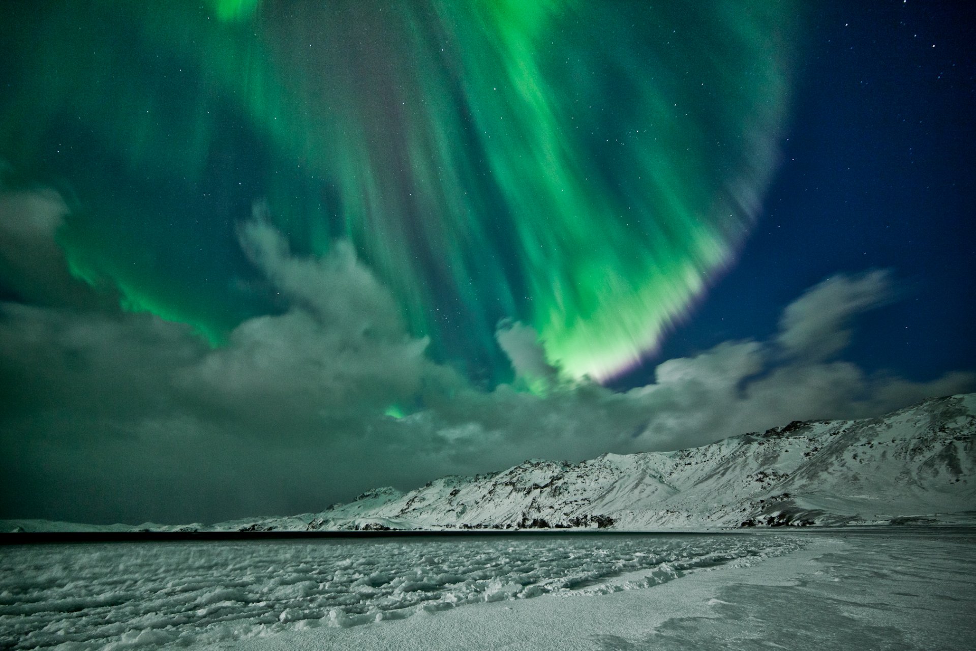 aurora aurora boreale cielo stelle montagne inverno neve
