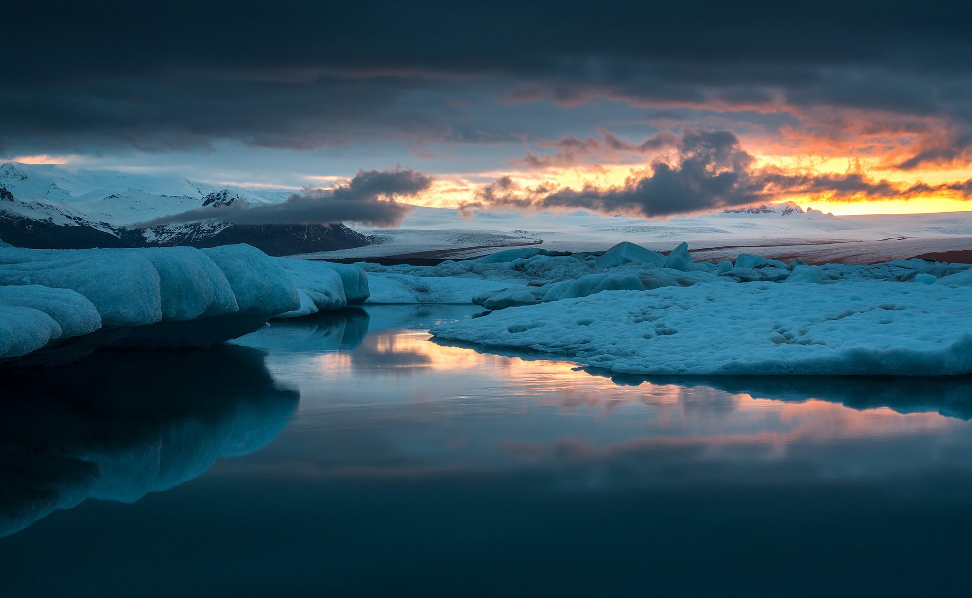 islanda lago laguna ghiaccio ghiacciai neve sera tramonto cielo nuvole riflessione